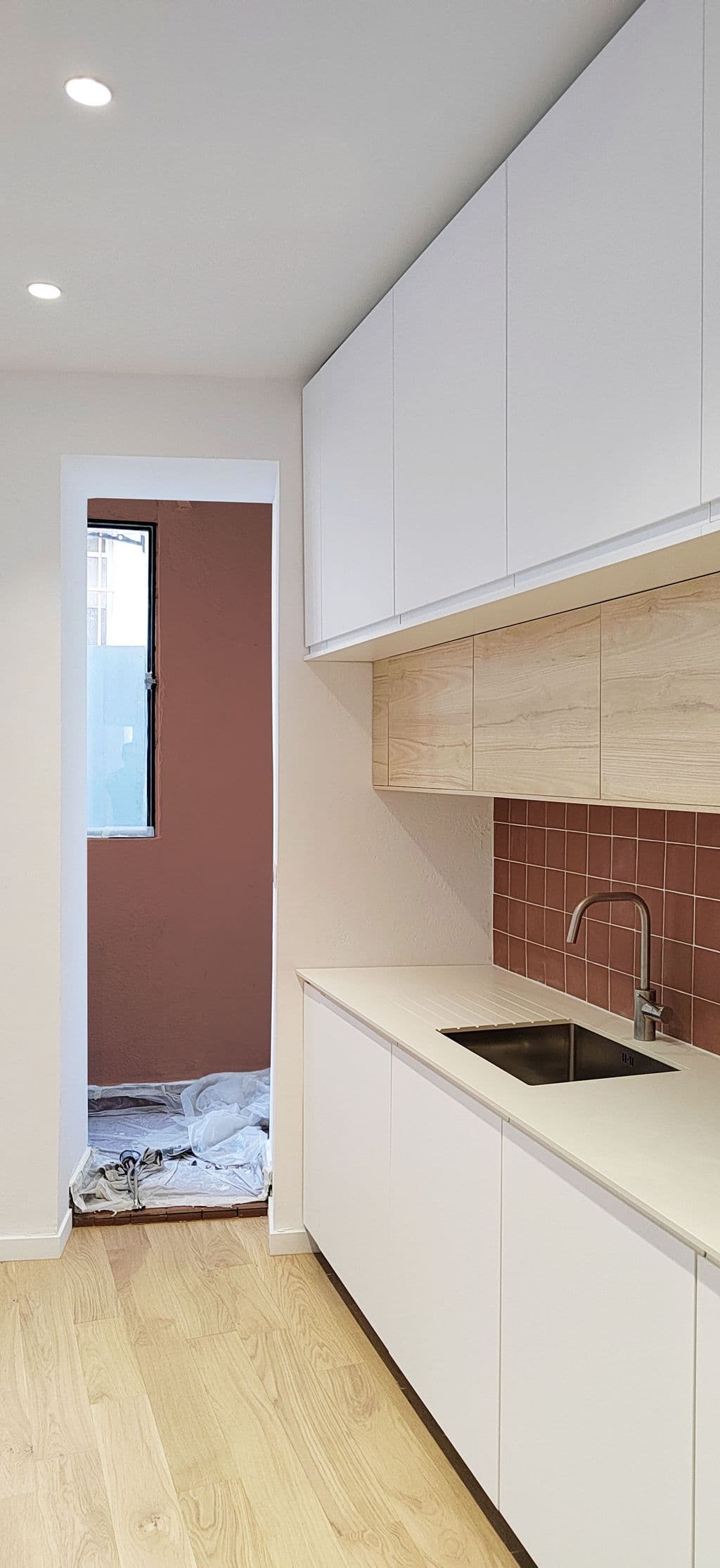 Cuisine Ikea blanche et bois avec credence carrelee.jpg