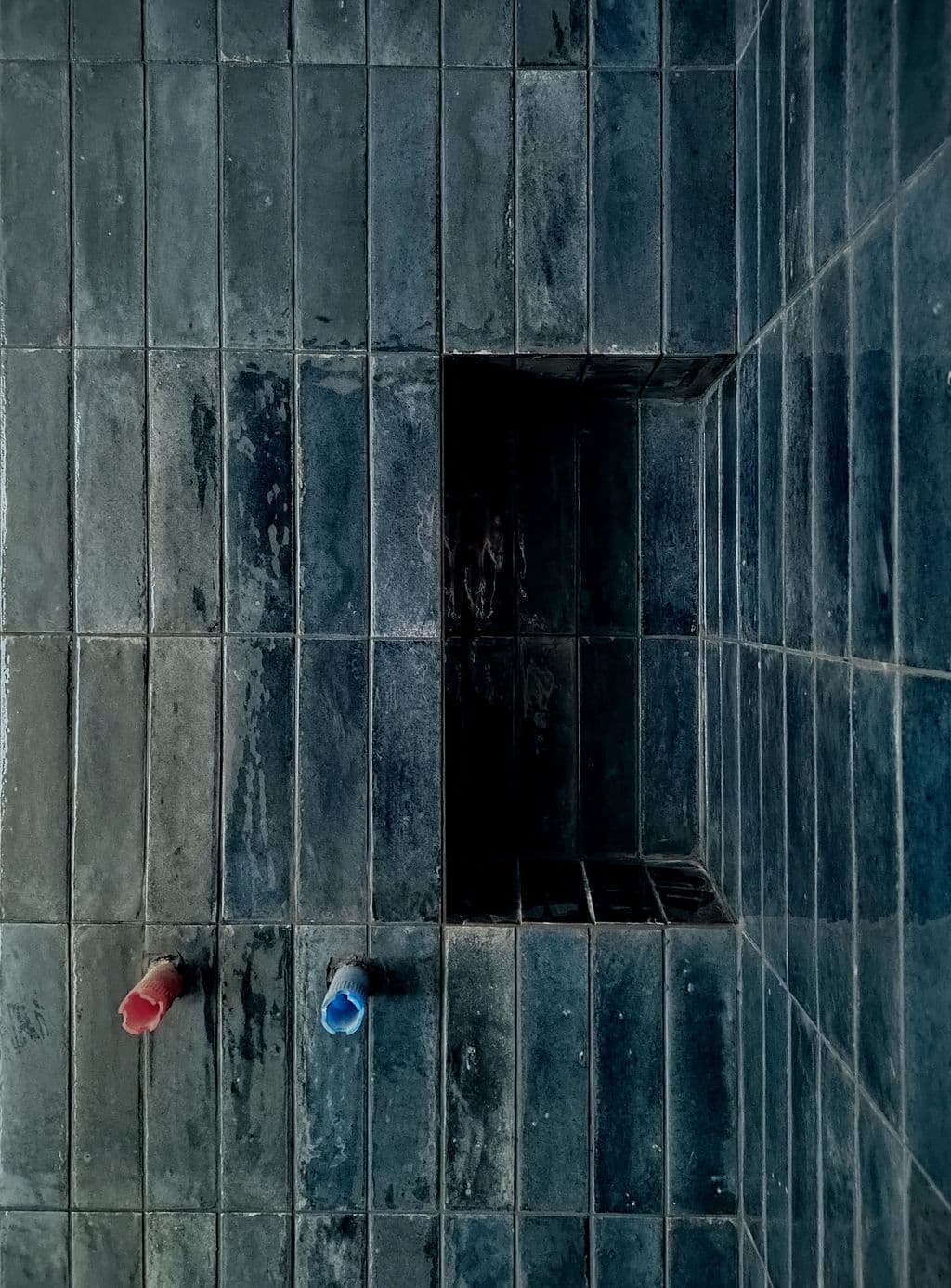 Niche carrelee en carrelage type zellige bleu.jpg