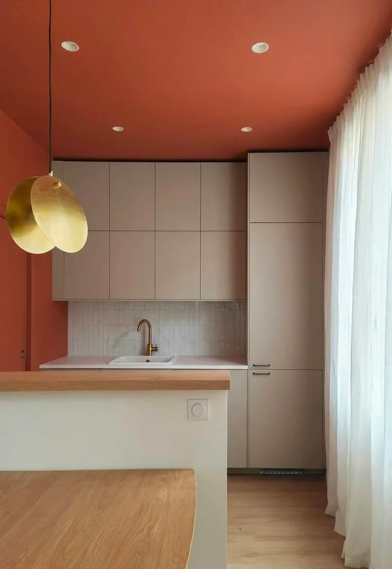 Cuisine Coloree Facades Beiges Et Mur Et Plafond Orange
