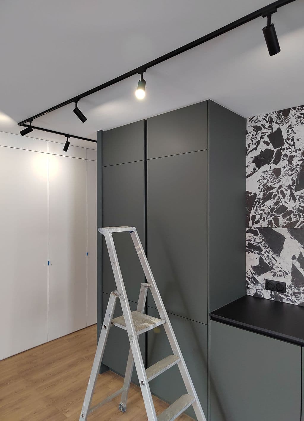 cuisine kaki et placards sur mesures dans le degagement.jpg