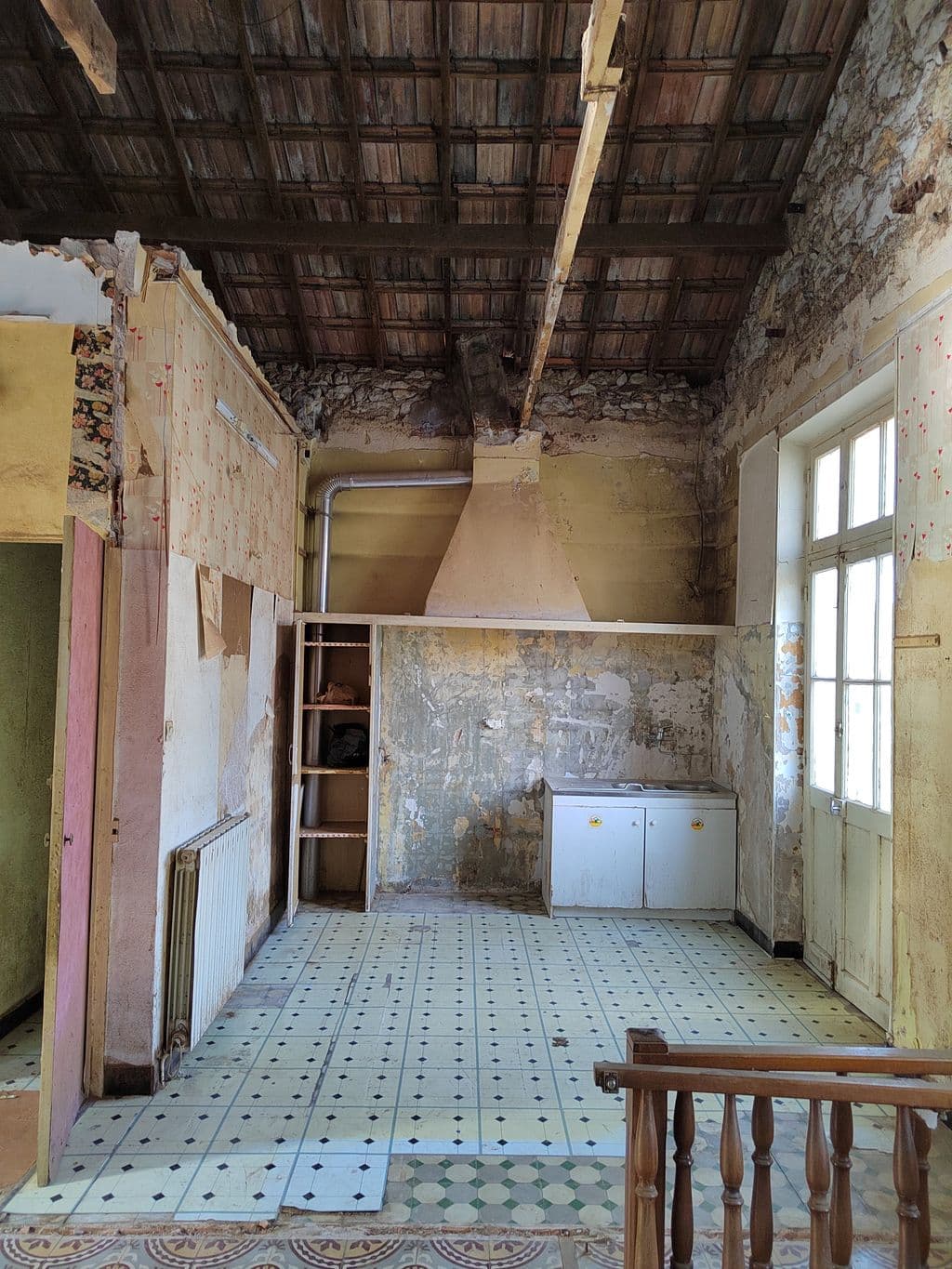 demolition de cuisine vieillissante au profit d une cuisine plus esthetique.jpg