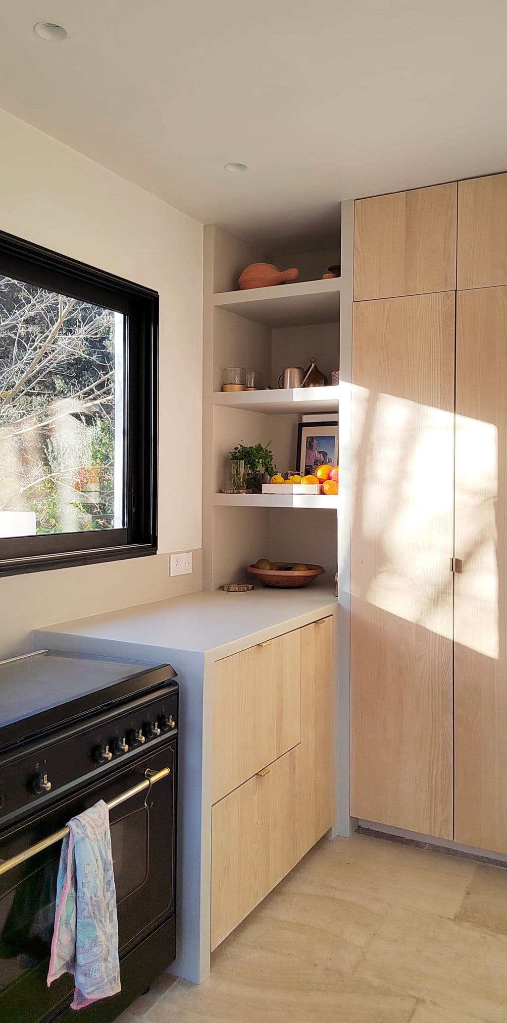 extension cuisine a eoures armoires en beton resine et facades bois.jpg