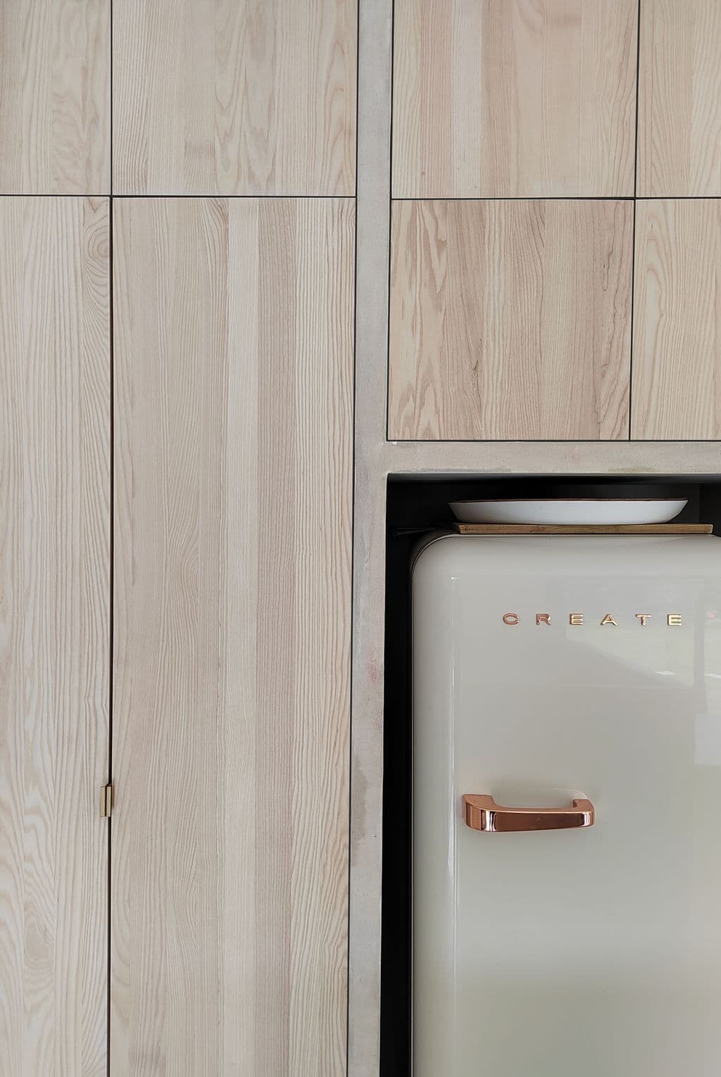 extension cuisine a eoures marseille armoires et refrigerateur encastres dans niches maconnees.jpg