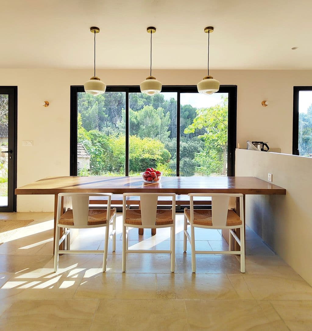 extension cuisine a eoures marseille table en bois et suspensions vintages.jpg