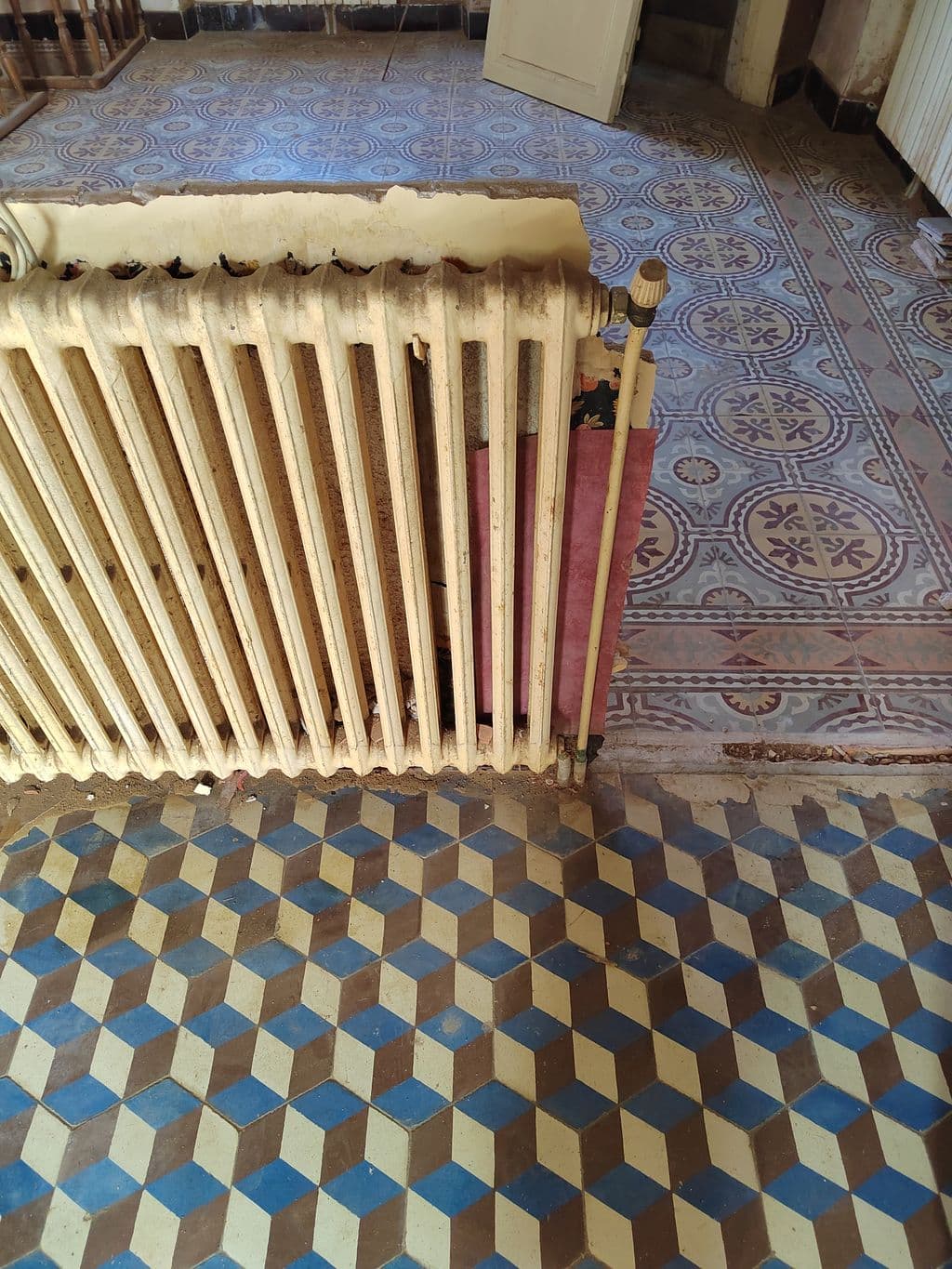 radiateur et carreaux de ciment typiques des maisons des annees 30.jpg