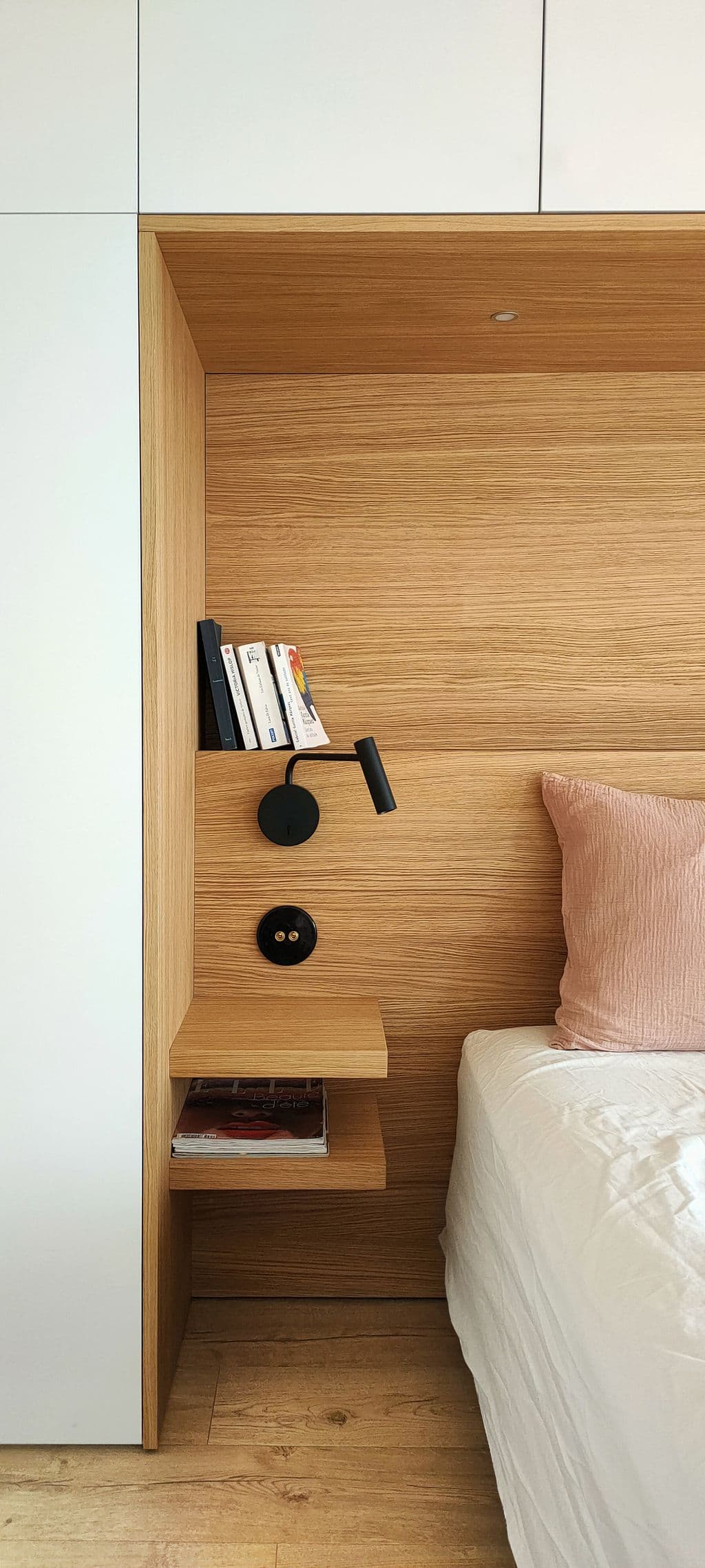 rangements sur mesures dans chambre parentale a marseille tablettes bois et liseuse noire.jpg