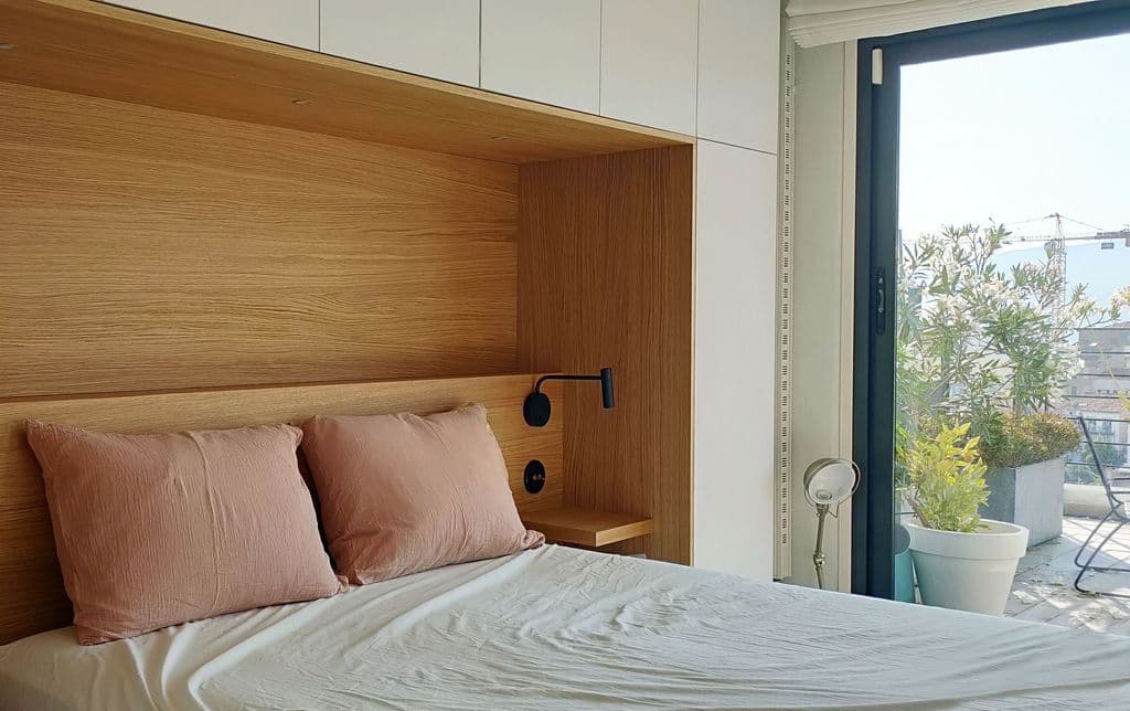 rangements sur mesures dans chambre parentale a marseille tete de lit en bois.jpg