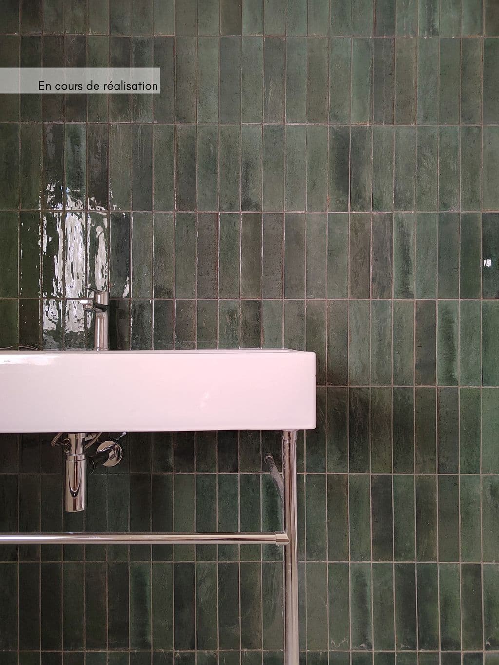 renovation appartement traversant marseille vasque blanche sur console metallique et carrelage vert marazzi.jpg