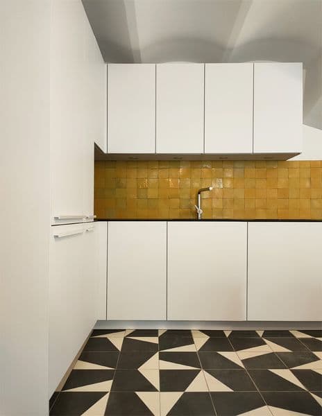 renovation cuisine endoume marseille facades blanches mates credence en zellige jaune.jpg