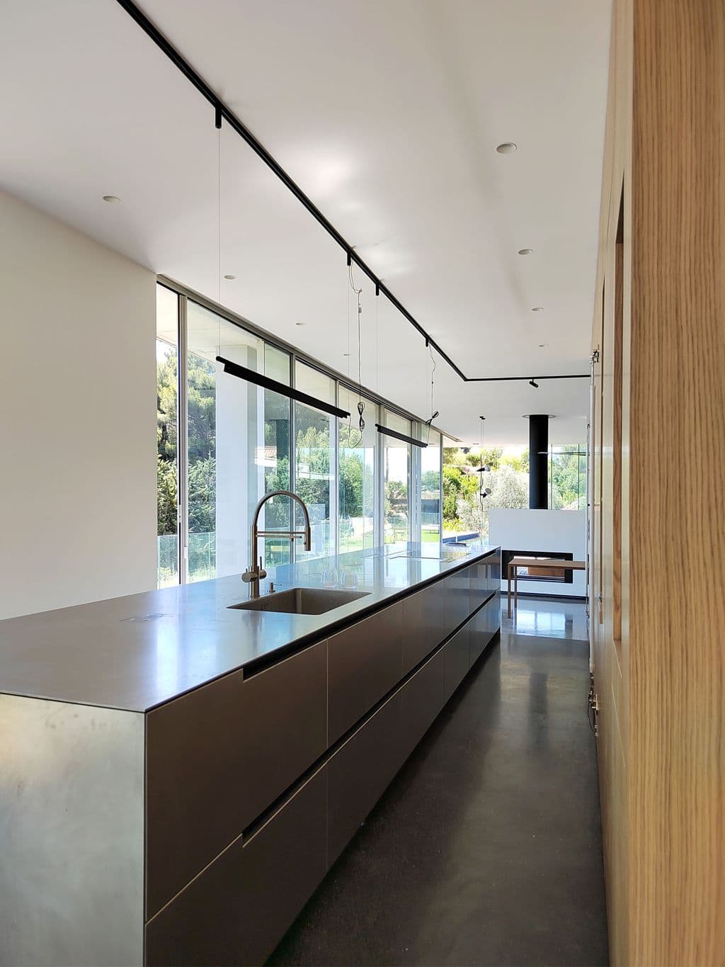 renovation maison contemporaine lascours ilot inox de 6 metres de long.jpg