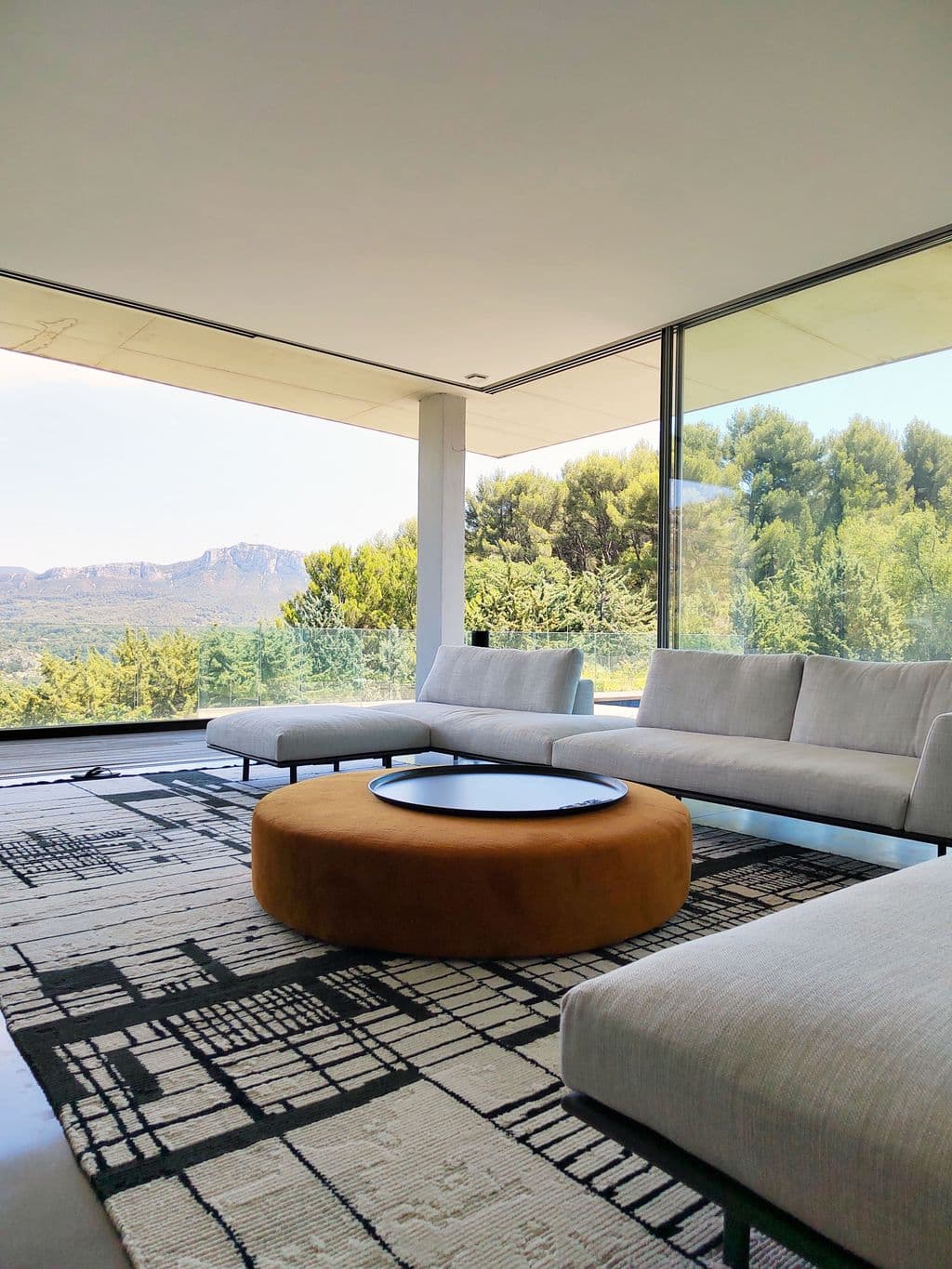 renovation maison contemporaine lascours sejour avec canapes gris et tapis graphique noir et blanc .jpg