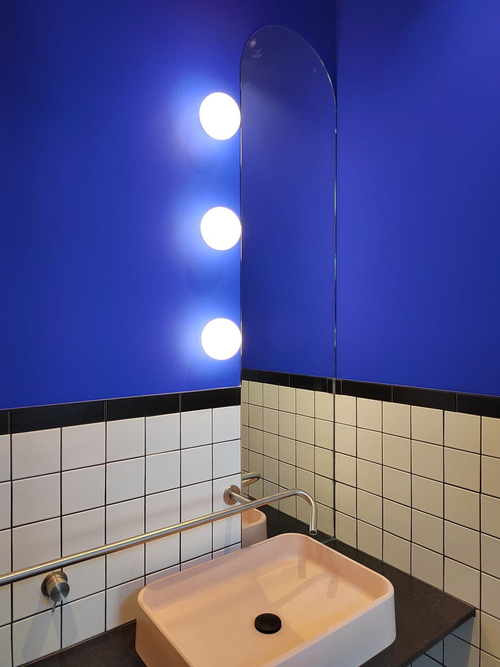 renovation maison contemporaine lascours wc carrele en blanc et joint noir sur le sous bassement .jpg