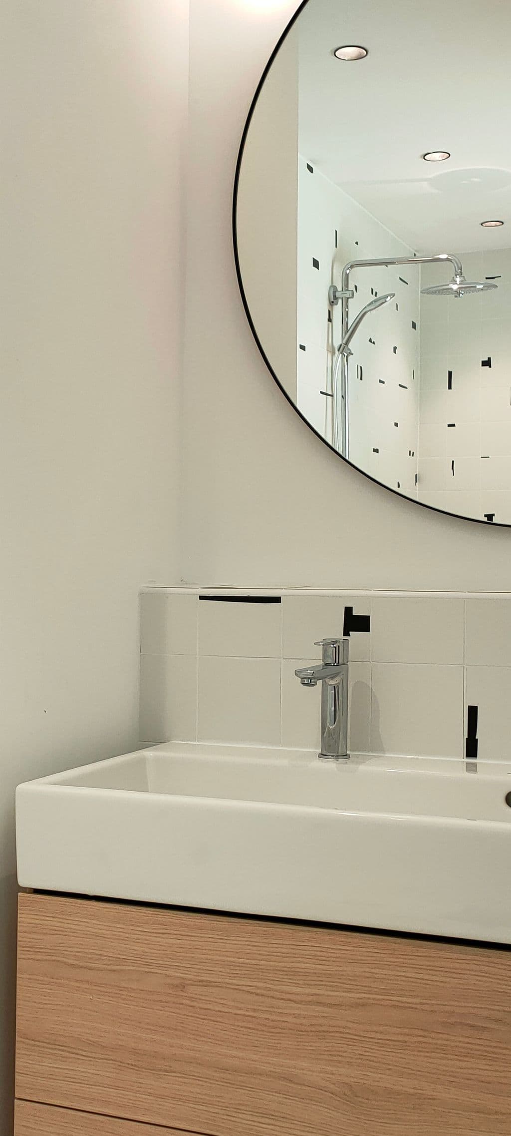 renovation maison et amenagement extension aubagne meuble vasque en bois et miroir rond.jpg