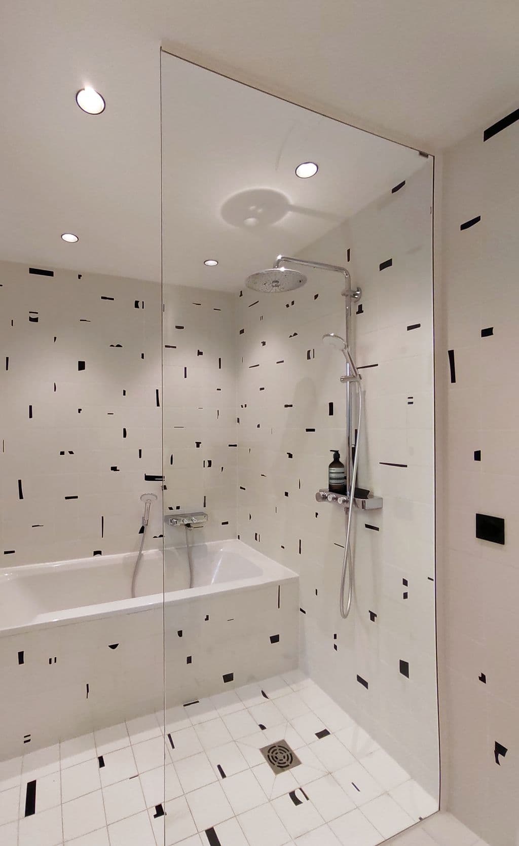 renovation maison et amenagement extension aubagne salle de bain graphique noire et blanche.jpg