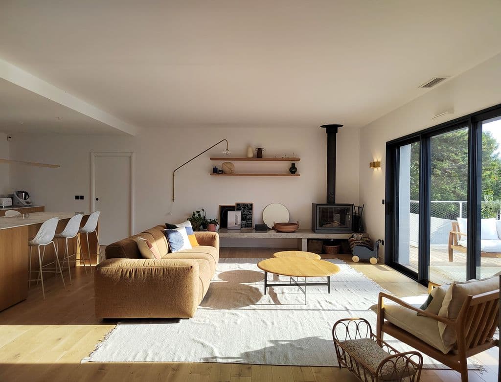 renovation maison et amenagement extension aubagne sejour avec banquette en beton et cheminee stuv.jpg