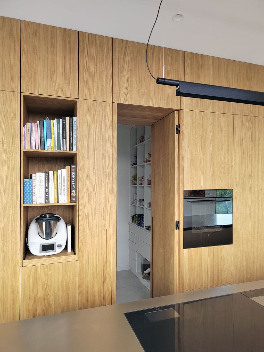 renovation maison lascours acces a l arriere cuisine par une porte derobee en bois.jpg