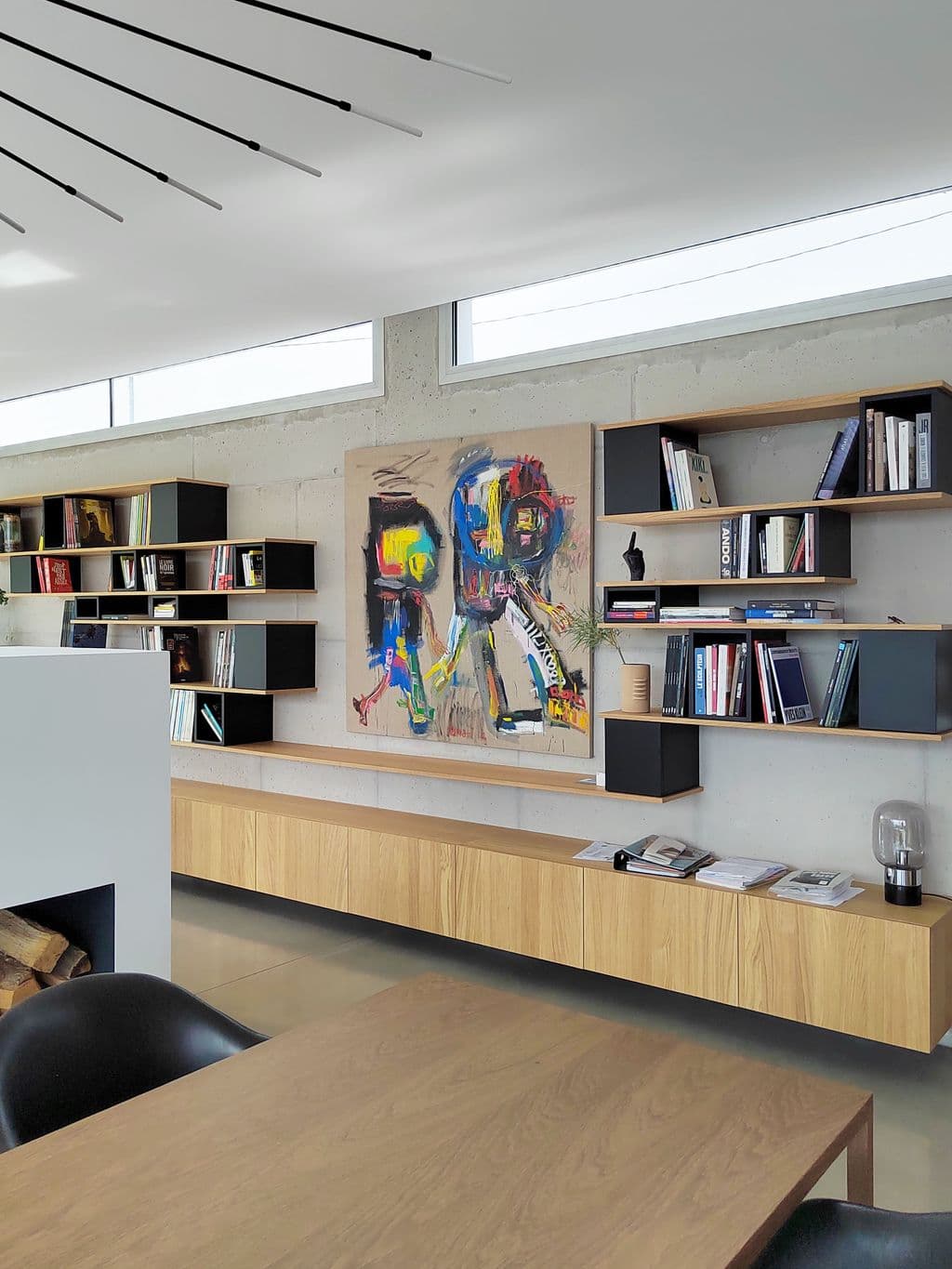 renovation maison lascours bibliotheque sur mesure etageres bois et caissons noirs laques.jpg