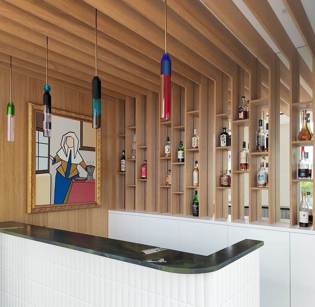 renovation maison lascours coin bar sur mesure lattes de bois en plafond et mur miroirs.jpg