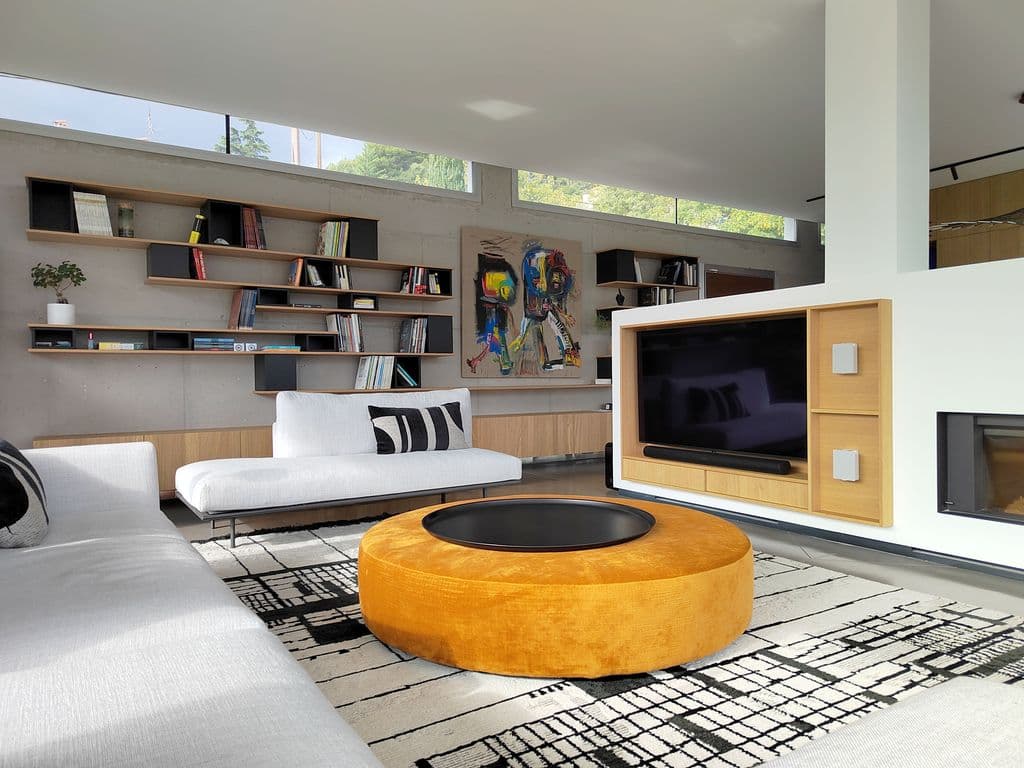 renovation maison lascours coin canape meuble tv et bibliotheque sur mesure en bois.jpg