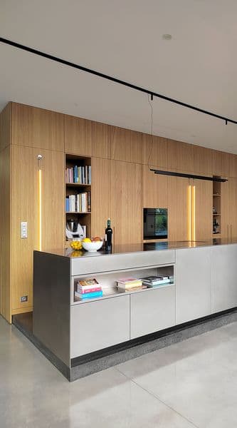 renovation maison lascours estrade en terrazzo ilot en inox et cuisine en bois.jpg