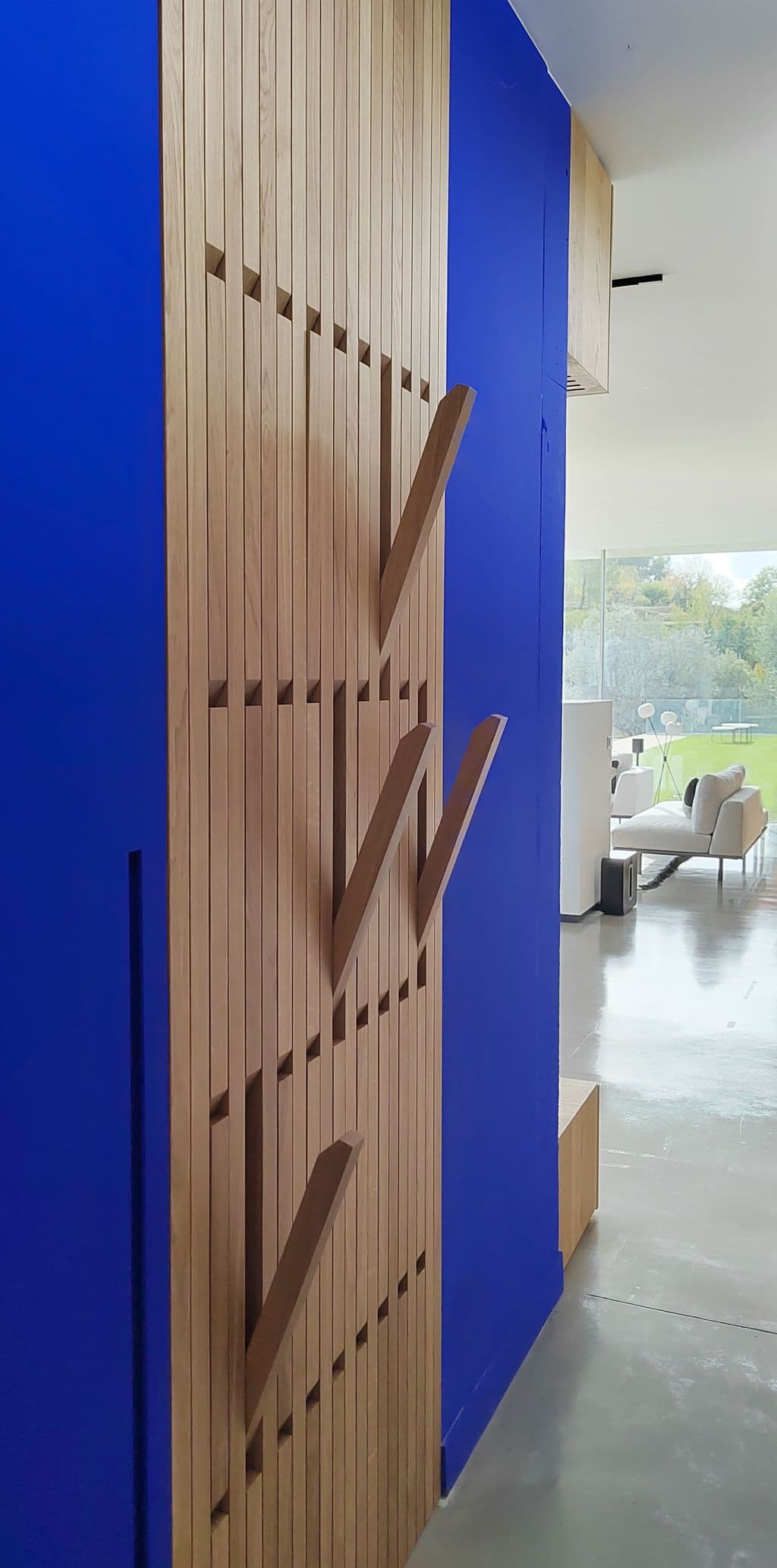 renovation maison lascours porte manteau sur mesure en bois et mur en bleu klein.jpg