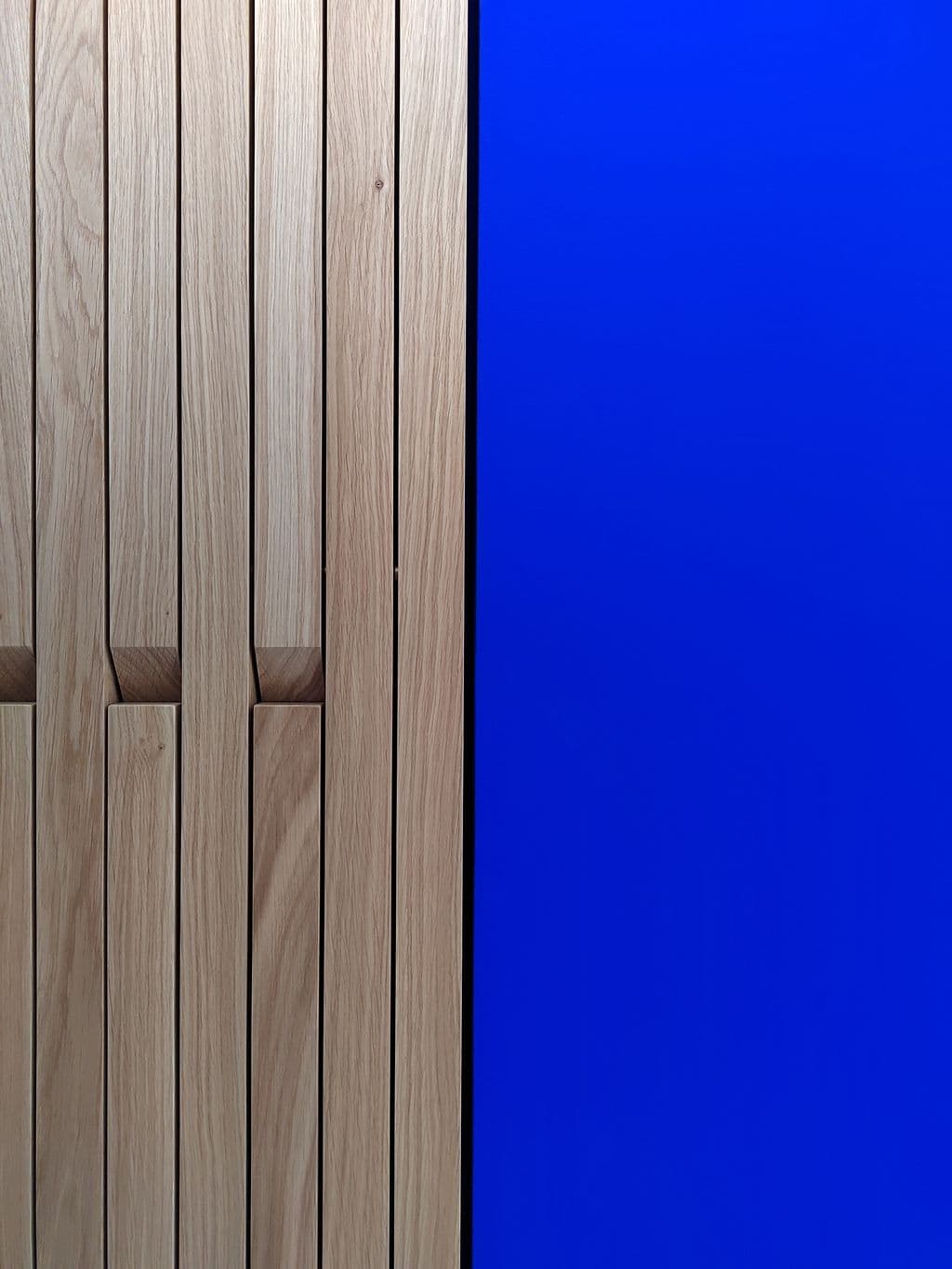 renovation maison lascours porte manteau sur mesure en chene.jpg