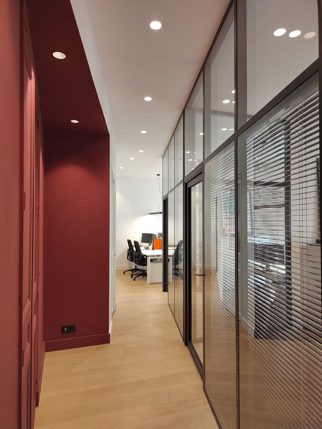 renovation rue paradis cloisons vitrees avec stores integres.jpg