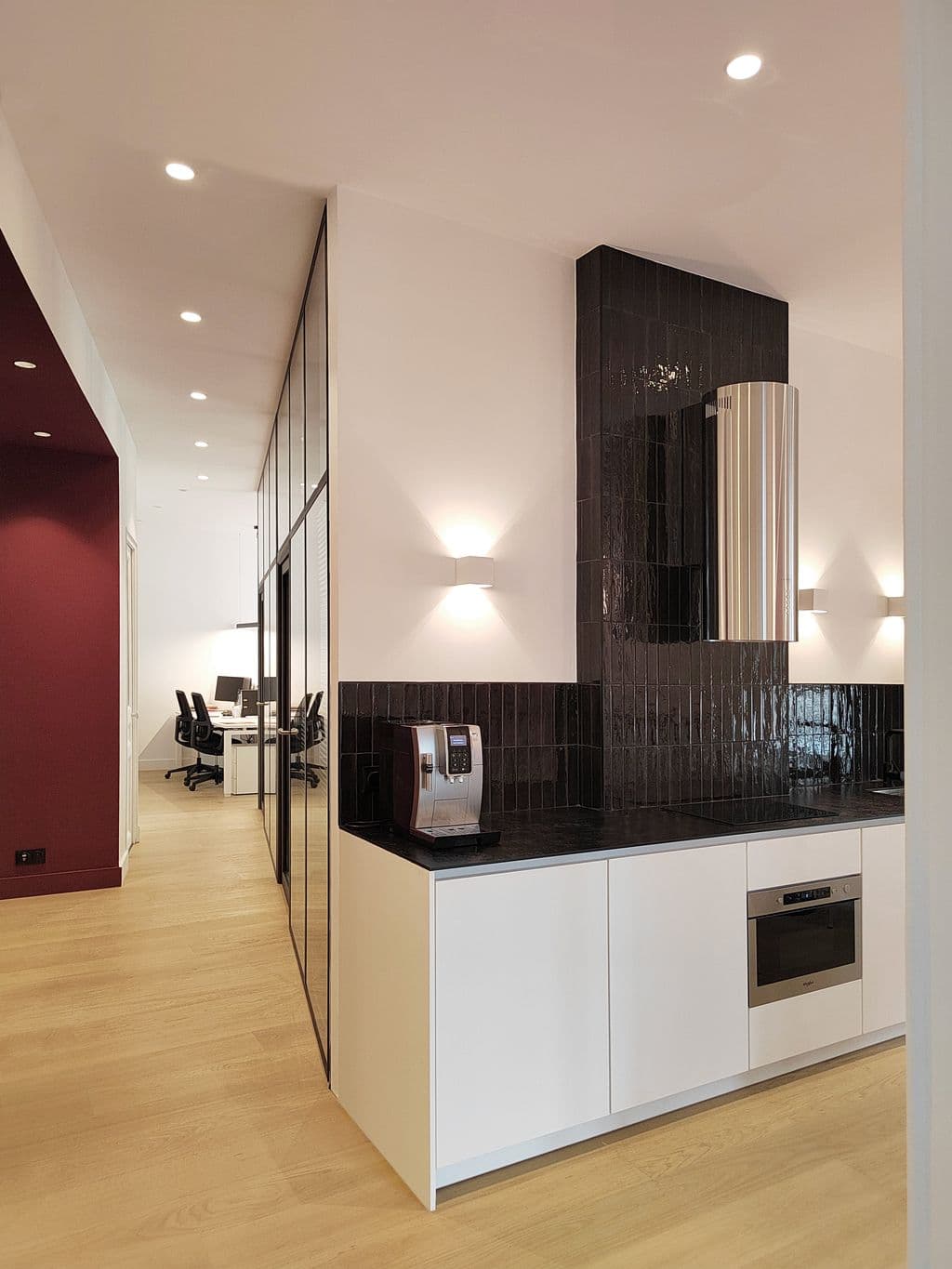 renovation rue paradis cusine blanche mate et zelliges noirs.jpg