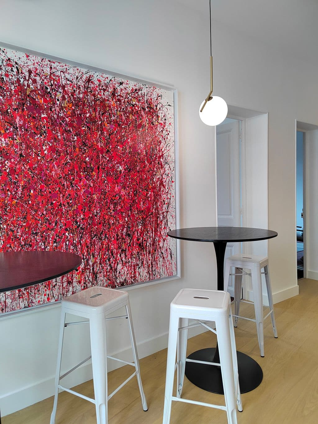 renovation rue paradis manges debout et tabouret metal de chez tolix.jpg