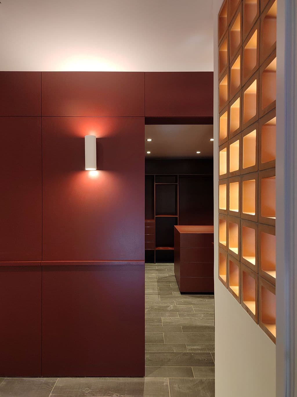 renovation suite parentale dressing avec porte derobee ouverte.jpg