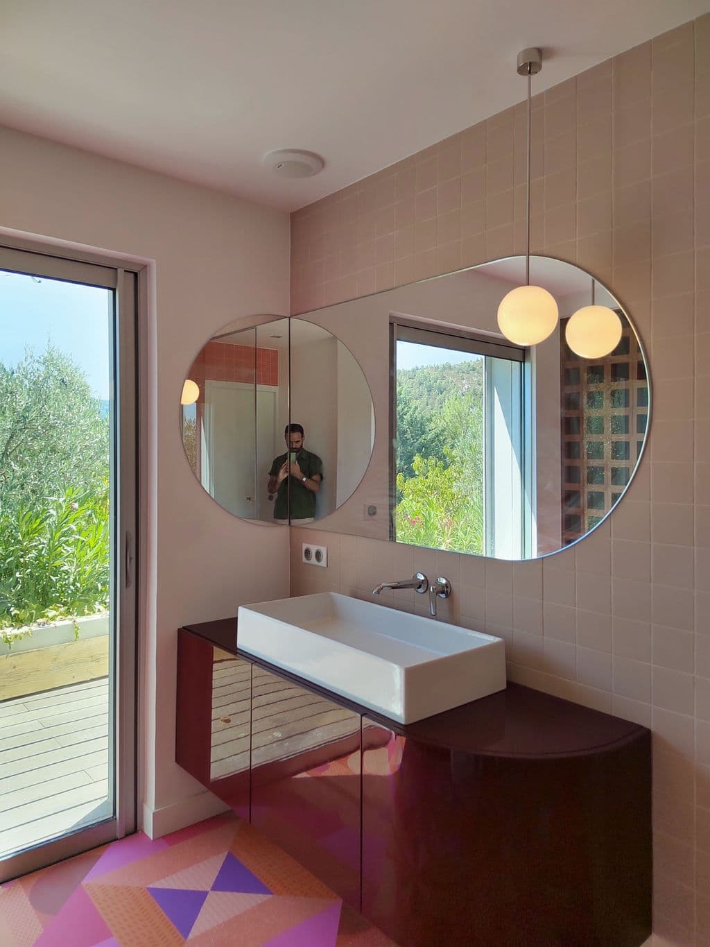 renovation suite parentale salle de bain coloree avec meuble et miroir aux angles arrondis.jpg