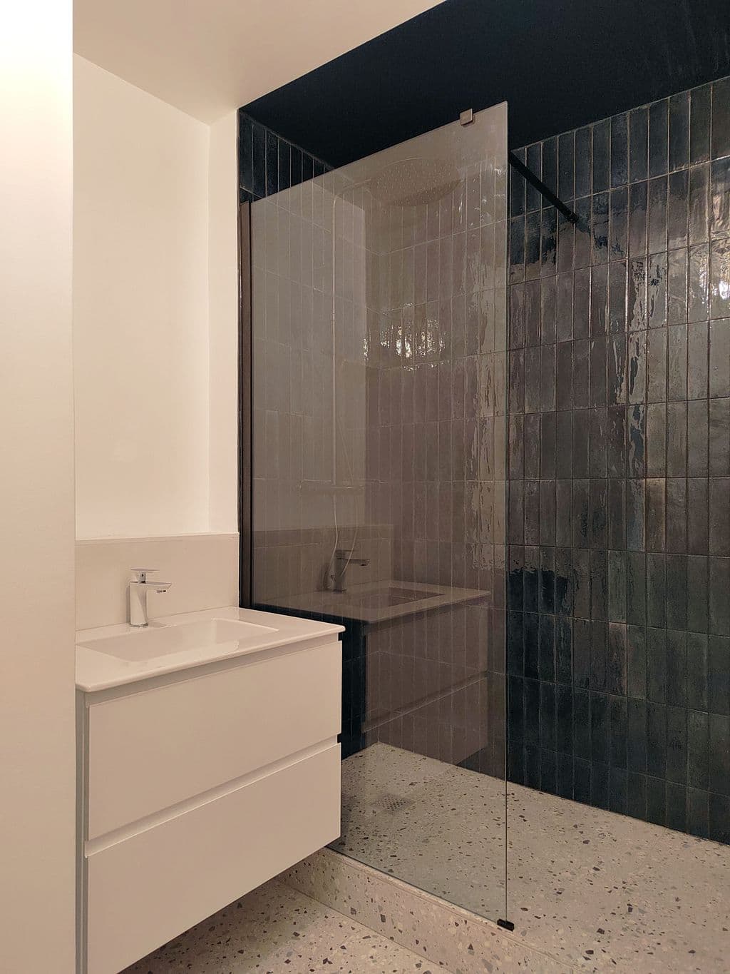 salle de bain blanche et carrelage effet zellige bleu nuit et sol terrazzo.jpg